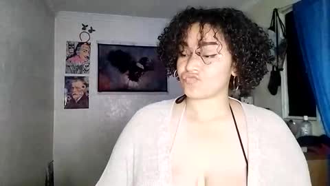 Snapshot of wallace_juli chatting on 10.26.25 Juli online show from 10.26.25