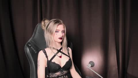Snapshot of waterfallwoods chatting on 12.17.24 waterfallwoods online show from 12.17.24