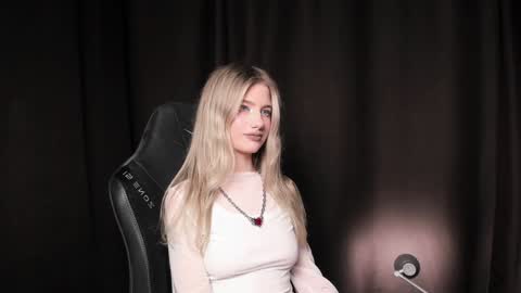 Snapshot of waterfallwoods chatting on 12.21.24 waterfallwoods online show from 12.21.24