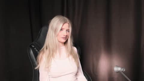 Snapshot of waterfallwoods chatting on 01.02.25 waterfallwoods online show from 01.02.25