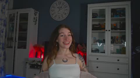 Snapshot of weed_princesss chatting on 02.05.25  moon  online show from 02.05.25