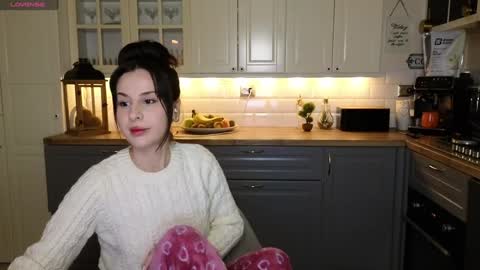 Snapshot of whats_her_name chatting on 01.13.25 Victoria Maria online show from 01.13.25