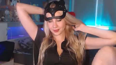 Whitekittykitten online show from 10.31.25