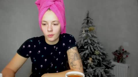 Snapshot of why_again_me chatting on 12.27.24 Veronica online show from 12.27.24