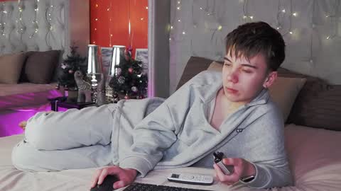 Snapshot of william_ross chatting on 12.24.24 will online show from 12.24.24