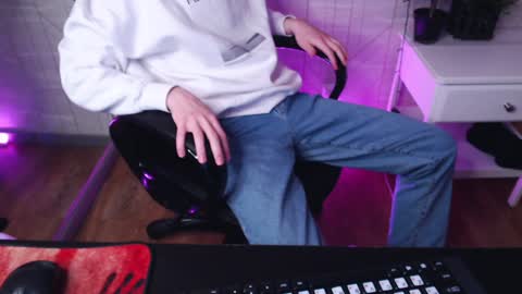 Snapshot of william_ross chatting on 01.04.25 will online show from 01.04.25