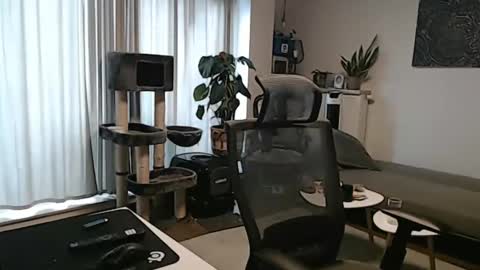 Snapshot of winnydepooh chatting on 01.04.25 cream36 online show from 01.04.25