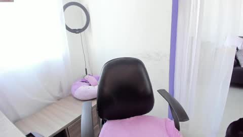 Snapshot of witchofhearts chatting on 01.29.25     Luna Violeta  A r t i s t  online show from 01.29.25