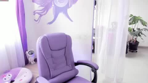 Snapshot of witchofhearts chatting on 10.20.25     Luna Violeta  A r t i s t  online show from 10.20.25