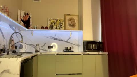 Snapshot of withlovebella chatting on 01.24.25 Isobelle online show from 01.24.25