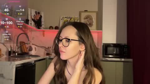 Snapshot of withlovebella chatting on 02.08.25 Isobelle online show from 02.08.25