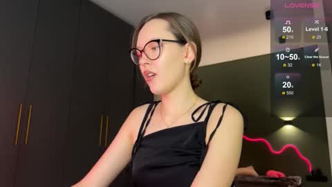 Snapshot of withlovebella chatting on 10.26.25 Isobelle online show from 10.26.25