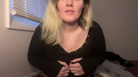 Snapshot of wldntulik2no chatting on 01.03.25 Moth online show from 01.03.25