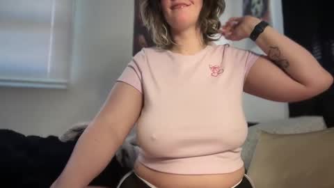 Snapshot of wldntulik2no chatting on 03.11.25 Moth online show from 03.11.25