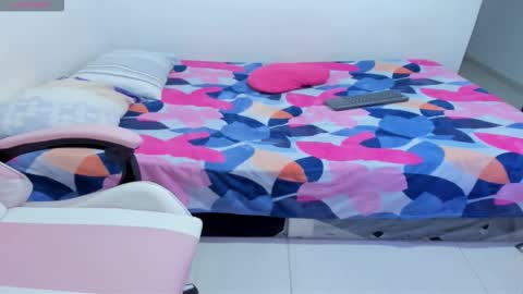 Snapshot of woman_rosse chatting on 12.16.25 woman_rosse online show from 12.16.25