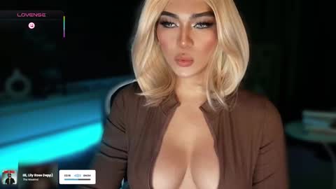 Snapshot of womanofyourdesire_ts chatting on 10.27.25 Julia online show from 10.27.25