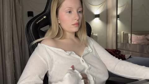 Snapshot of x__ivy_x chatting on 01.04.25 eva online show from 01.04.25