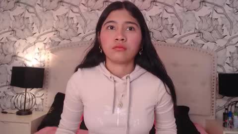 Snapshot of xaander_ chatting on 11.03.25 aurora  online show from 11.03.25