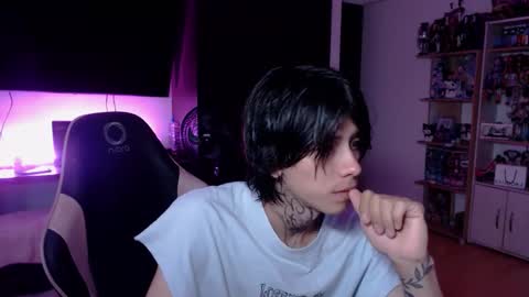 Snapshot of xice_boy chatting on 12.04.25 xIce Boy online show from 12.04.25