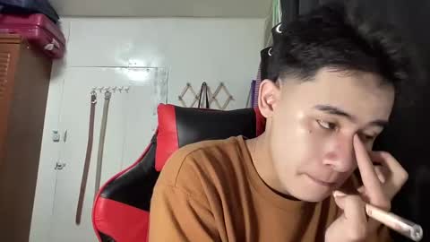 Snapshot of xluminous chatting on 12.22.24 MIKAEL online show from 12.22.24