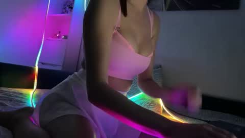 Snapshot of xmollylovex chatting on 12.15.25 XMollyLoveX online show from 12.15.25