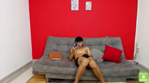 Snapshot of xperiencesx chatting on 11.08.25 JAIDER CAMILA CAMILO online show from 11.08.25