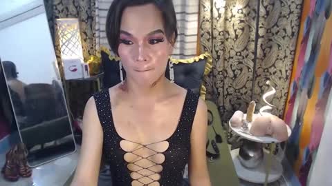 Snapshot of xqueenyasiandomcumx chatting on 01.17.25 address me as QUEEN NINA A Little Bit of ANGELIC FACE with a Wild Demonic Side online show from 01.17.25