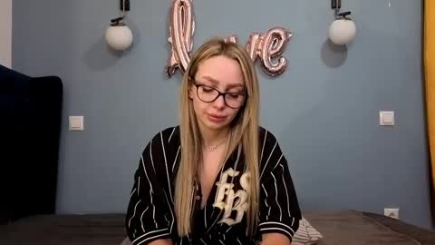 Snapshot of xsexycouples chatting on 03.02.25 AnnaMaee online show from 03.02.25