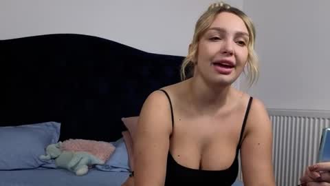 Snapshot of xsexycouples chatting on 11.10.25 AnnaMaee online show from 11.10.25