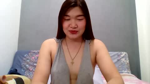 Snapshot of xsweetiemajax chatting on 09.15.25 HI IM PAULINE online show from 09.15.25