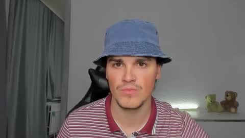 Snapshot of xx_raul_xx_ chatting on 10.19.25 raul online show from 10.19.25