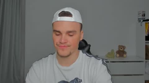 Snapshot of xx_raul_xx_ chatting on 11.29.25 raul online show from 11.29.25