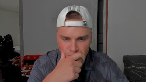 Snapshot of xx_raul_xx_ chatting on 06.22.26 raul online show from 06.22.26