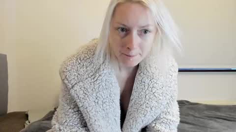 Snapshot of xxkimber_bentonxx chatting on 12.11.24  Next online Monday to Friday 10am till 2pm UK time online show from 12.11.24