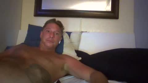Snapshot of xxxelentdick chatting on 10.22.25 deeeeznutz online show from 10.22.25
