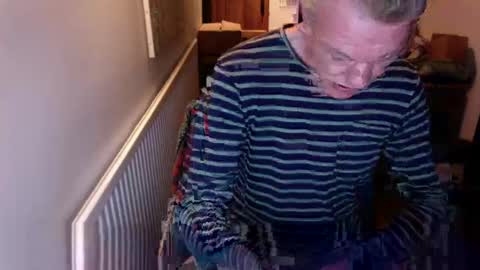 Snapshot of xxxwjs2014 chatting on 10.10.25 big cock uncut online show from 10.10.25