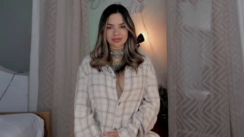 Snapshot of yandracelisoficial chatting on 12.20.24 YANDRA CELIS online show from 12.20.24