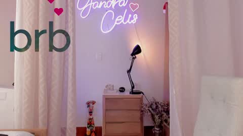 Snapshot of yandracelisoficial chatting on 01.10.25 YANDRA CELIS online show from 01.10.25