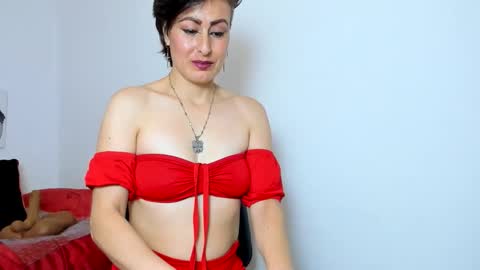 Snapshot of yasmin_goldenst chatting on 10.15.25 Yasemin online show from 10.15.25