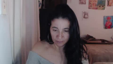 Snapshot of yasmin_love85 chatting on 10.21.25 yasmin_love85 online show from 10.21.25