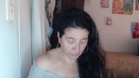 Snapshot of yasmin_love85 chatting on 12.19.25 yasmin_love85 online show from 12.19.25