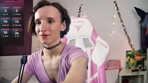 Snapshot of yellow_songbird chatting on 10.25.25 Liya online show from 10.25.25