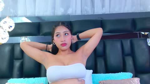 Snapshot of yesyhills chatting on 09.14.25 Yesy online show from 09.14.25