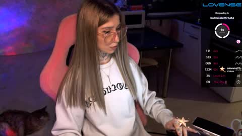 Snapshot of yngmilf_ chatting on 12.10.24     online show from 12.10.24