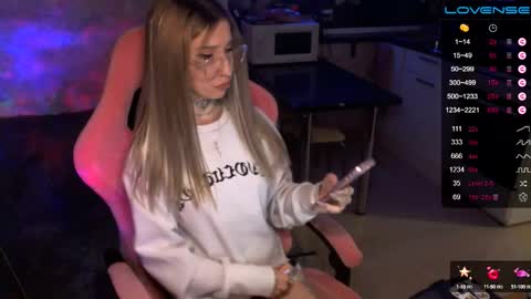 Snapshot of yngmilf_ chatting on 12.14.24     online show from 12.14.24