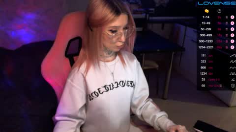 Snapshot of yngmilf_ chatting on 12.30.24     online show from 12.30.24