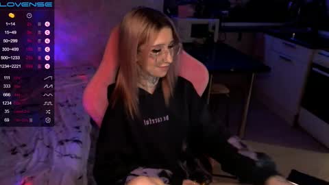 Snapshot of yngmilf_ chatting on 01.09.25     online show from 01.09.25