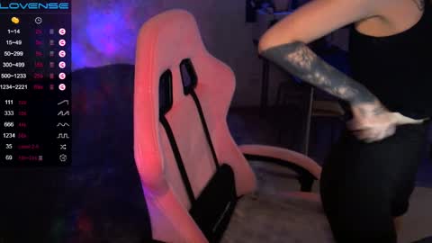 Snapshot of yngmilf_ chatting on 02.18.25     online show from 02.18.25