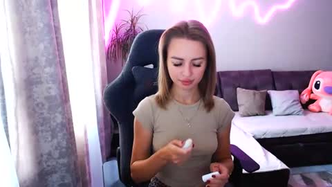 Snapshot of youdreamm chatting on 07.18.26 Bella online show from 07.18.26