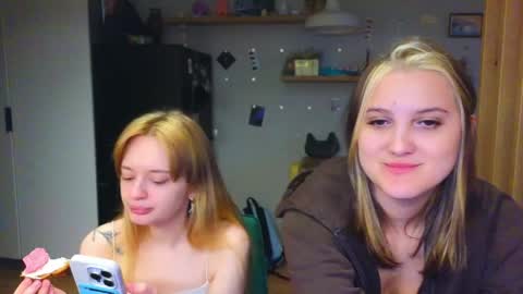 Snapshot of younona chatting on 04.27.26 Anna and Luna online show from 04.27.26